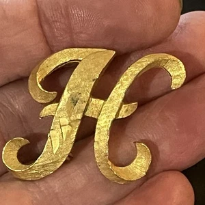 Broche Letra Vintage Tono Dorado Años 60 Mamselle Letra “H” - Imagen 1 de 5