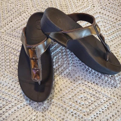 Sandalias FitFlop Mujer Talla 7 Metálicas Bronce Pietra Cuña Tanga Chanclas Foto 1 de 4
