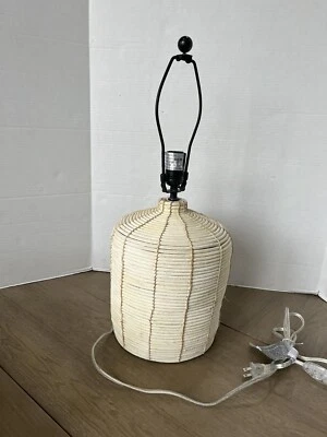 Lámpara de mesa tejida Pottery Barn Cambria hierba marina ratán Foto 1 de 4