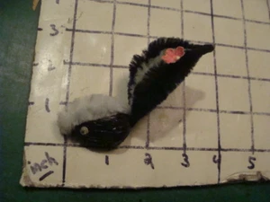 Original Vintage SKUNK hand painted shell, W/ magnet - unused - Picture 1 of 4