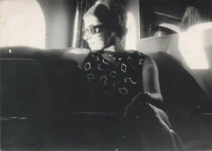 OLD VINTAGE PHOTO PRETTY WOMAN WINDOW LIGHT ARTISTIC FASHION HAIRSTYLE 1960's - Picture 1 of 2