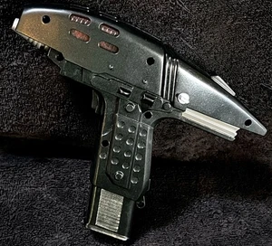 1997 ASSAULT PHASER TYPE-2 • WORKING MINT CONDITION • STAR TREK V • PLAYMATES - Bild 1 von 9