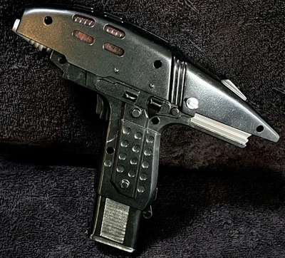 1997 ASSAULT PHASER TYPE-2 • WORKING MINT CONDITION • STAR TREK V • PLAYMATES - Image 1 of 4