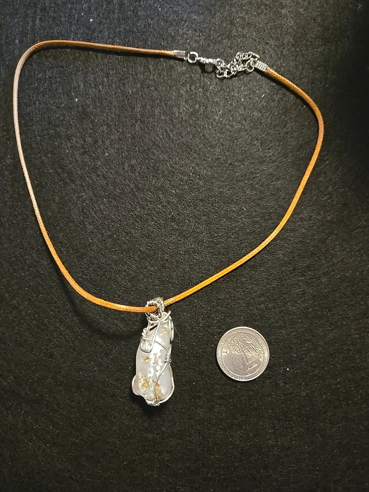 Colgante de ágata blanca pulida. S.s. Envuelto en alambre. Foto 1 de 3