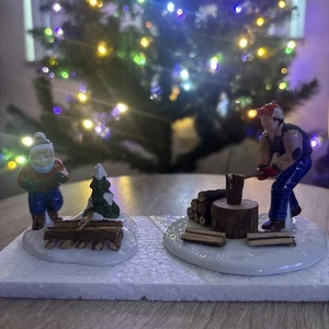 Vintage Dept 56 SNOW VILLAGE #54863 "TAGLIARE LEGNA DA ARDERE" Set di 2 RITIRATO - Foto 1 di 6