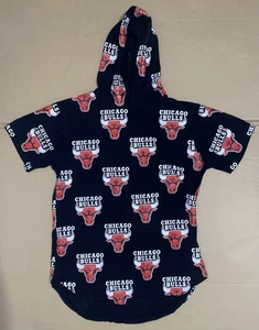 NBA Chicago Bulls Hoodie Shirt Hooded Short Sleeve All Over Print Logo Men’s S/M - Picture 1 of 6