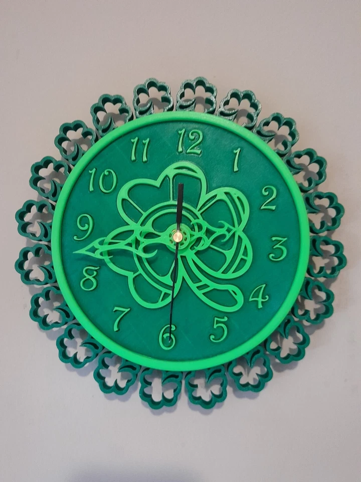 St Patrick's Day green battery operated 9 inch wall clock. - Image 1 of 2