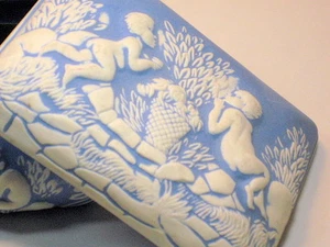 Antiguo Joyero Baratija Bisque Porcelana Cupidos Ángeles Querubines Azul Blanco - Imagen 1 de 4