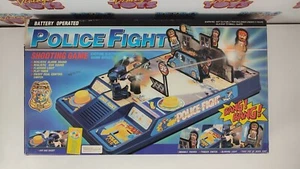 POLICE FIGHT NEW VINTAGE GIOCO TAVOLO TESTED OK SHOOTING GAME BUSY BEE TOY - Imagen 1 de 17