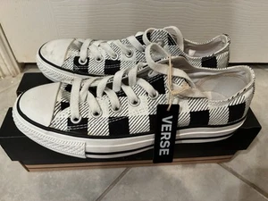 NEW IN BOX Converse Women Sneakers Black White Size 7 Floor Sample Blemish - Imagen 1 de 10