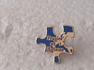 Pin's Pins Pin Livre Géographie "Peuples Et Horizons"  - Picture 1 of 1