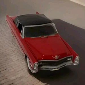 Elvis Cadillac, rot, Motorhaube und Kofferraum offen, Zertifikat unter Auto, Fotos ansehen! - Bild 1 von 24