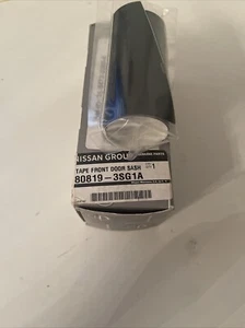 Nissan Sentra 2013-2017 conductor puerta delantera negro cinta calcomanía OEM 80819-3SG1A - Imagen 1 de 1