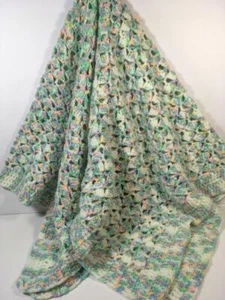 Neu Mädchen HANDARBEIT gelb mint grün blau rosa weiß Häkel Strick Decke 42x42 - Bild 1 von 5