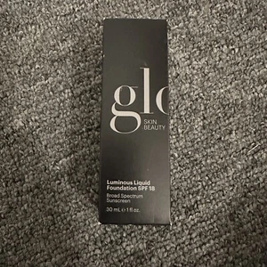 New Glo Skin Beauty SPF 18 Luminous 1 oz / 30 mL Liquid Foundation - Cafe - NIB! - Picture 1 of 5