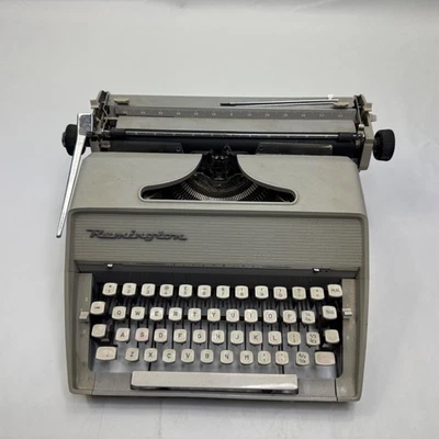 Remington Fleetwing Manual Typewriter Grey Vintage QWERTY UK - Image 1 of 4