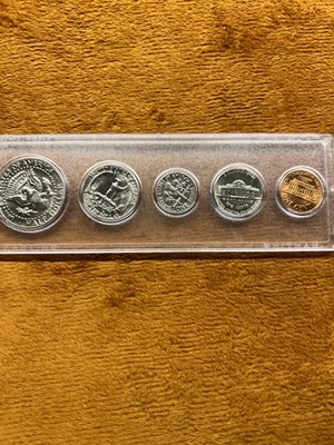 1972 S US Mint Proof Set - Uncirculated - Plastic Holder  - Image 1 of 2