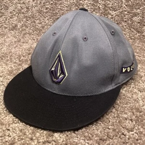 Cappello Hip Hop Volcom 210 Fitted Flexfit Cap Uomo 7 1/4-7 5/8 Grigio Nero Elasticizzato - Foto 1 di 8