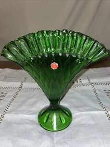 Vaso ventaglio in vetro verde arte italiana bordo increspato ottica diamantata - Foto 1 di 6