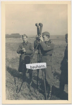 Foto Wehrmacht Soldat am Scherenfernrohr 2.WK (830a) - Bild 1 von 2