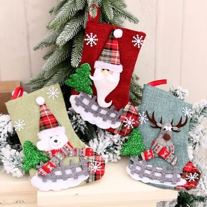 4 Stück Weihnachtsstrümpfe Hirsch Wichtel Santa Schneemann Bär kariert Weihnachtssocken Urlaub - Bild 1 von 12