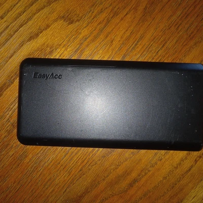 Cargador Portátil con Linterna EasyAcc Mdl PB20000MS Tapa. 20000mAh/74Wh 4 puertos Foto 1 de 4