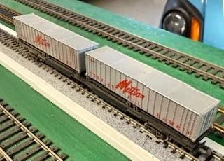 N Scale Minitrix unlettered 89’ flat car w Matson container ld & Rapido couplers - Image 1 of 1