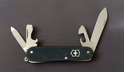 Navaja suiza Victorinox Cadet Alox 84 mm negra Foto 1 de 4