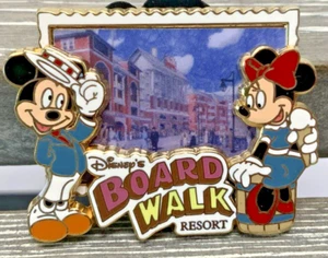 Disney WDW MICKEY MINNIE MOUSE - LOGOTIPO DE BOARDWALK RESORT 2009 VESTIDO ANTIGUO Prendedor - Imagen 1 de 2