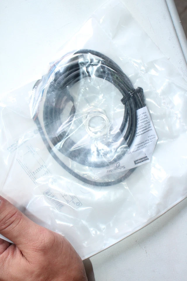 NEW Telemecanique Sensors Inductive Proximity Switch XS1N18PB349TF - Image 1 of 2