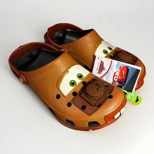 Herren Crocs x Disney Pixar Cars Tow Mater klassische Clogs Sandalen Schuhe Größe 10 - Bild 1 von 3