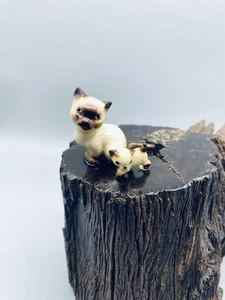 Statuina miniatura Hagen Renaker mamma siamese gatto gatti seduti - Foto 1 di 3