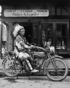 INDIANERCHEF FÄHRT MOTORRAD AUSSEN LADEN 8 X 10 FOTO - Bild 1 von 1