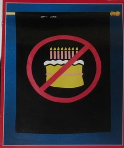 Pastel de cumpleaños decorativo con hito de bandera FMN 28"" x 40"" de American Greetings - Imagen 1 de 2