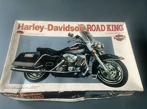 SELTEN /IMEX 1:12 Harley Davidson FLHR ROAD KING Modellbausatz - Neu versiegelter Inhalt - Bild 1 von 11