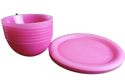 Plastic 10" Plates #2603 7 Each 5  7/8" Bowls #2602 7 Each Hot Pink China Made - Image 1 of 4