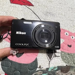 Nikon COOLPIX S5200 Digital Camera 16.0 MP 6x Optical Zoom with Accessories - Picture 1 of 6