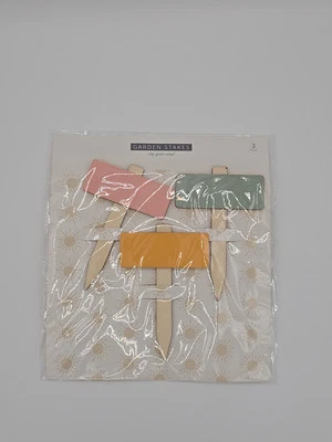 Garden stakes plant stakes 10 packs of 3 brand new, write on, total of 30 stakes - Image 1 of 4
