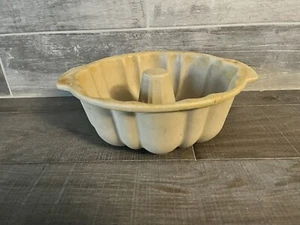 Pampered Chef Family Heritage Collection Stoneware Fluted Bundt Cake Pan - Picture 1 of 5