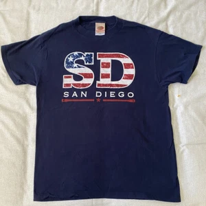 T-shirt San Diego blu navy con bandiera americana attraverso lettere grande 100% cotone - Foto 1 di 4