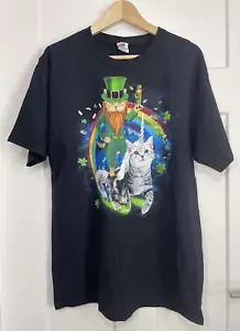 T-shirt giorno di San Patrizio gatto folletto cavalcando un unicorno arcobaleno grafica grande - Foto 1 di 9