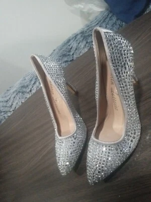 silver pump for women per owned size 5.5 in good condition  - Image 1 of 4