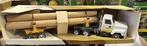 ERTL John Deere Heavy Duty Logging Truck 1/25 With Box - Picture 1 of 10