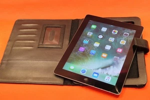 Apple iPad 4th Gen MD510B/A 16GB WiFi 9.7 Silver Black A1458 Grade A Condition - Picture 1 of 10