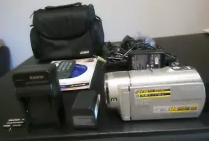 (Near Mint)Sony HDR-CX500V 2 Chargers, 2 Batteries, New bag. 4GB Stick Pro duo - Picture 1 of 4