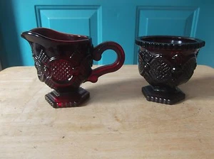 Retro Avon Cape Cod Rubinrot Glas Milchkännchen und Zuckerdose - Bild 1 von 7