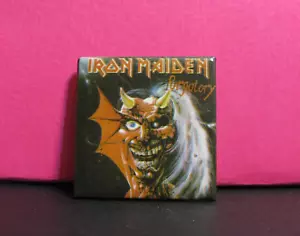 PIN INSIGNIA BOTÓN CUADRADO VINTAGE IRON MAIDEN HECHO EN EL PURGATORIO DE CANADÁ B - Imagen 1 de 2