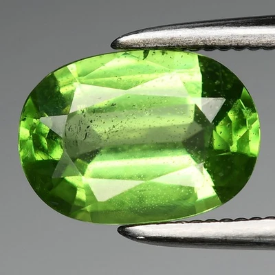 💎 1.36ct 8x5.8mm Oval Natural Green Grossular Garnet - Tanzania Gemstone - Image 1 of 4