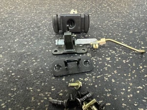 91-99 95 Mitsubishi 3000GT Stealth Glove Box Glovebox Latch Striker Handle Screw - Bild 1 von 9