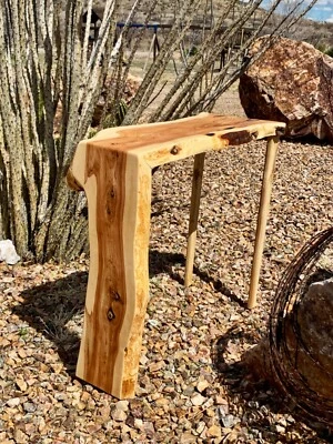 Mesa de acento de enebro hecha a mano con incrustación epoxi de borde de cascada viva Foto 1 de 3